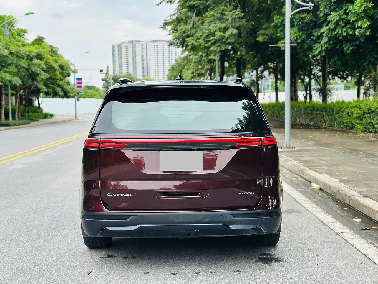 Kia Carnival 2.2D Premium sản xuất 2022 đỏ mận