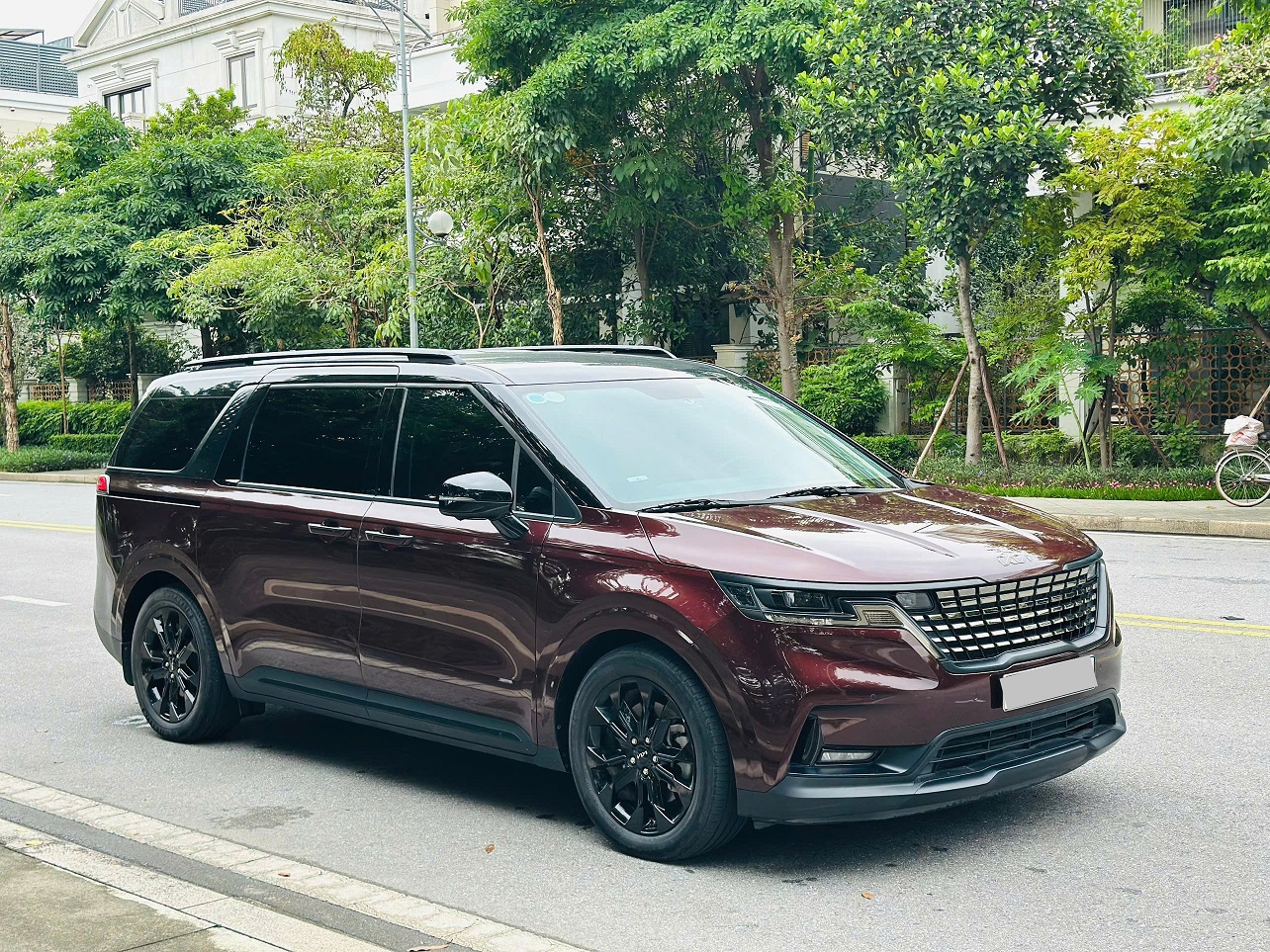Kia Carnival 2.2D Premium sản xuất 2022 đỏ mận