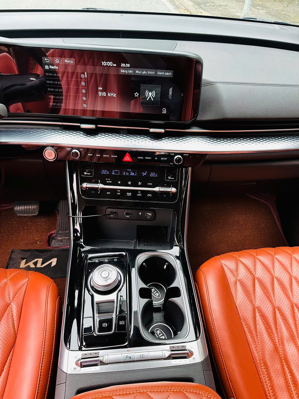 Kia Carnival 2.2D Premium sản xuất 2022 đỏ mận
