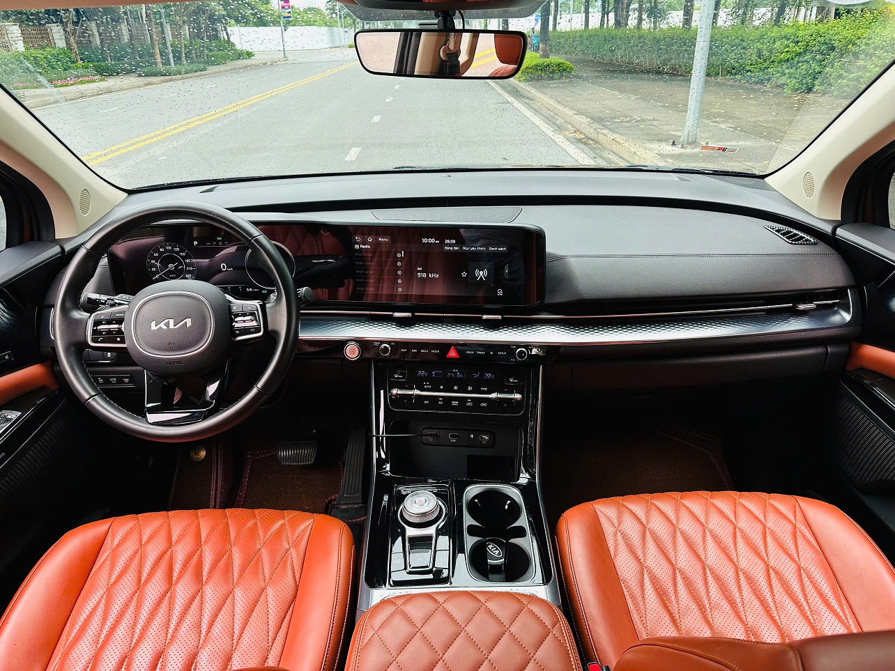 Kia Carnival 2.2D Premium sản xuất 2022 đỏ mận