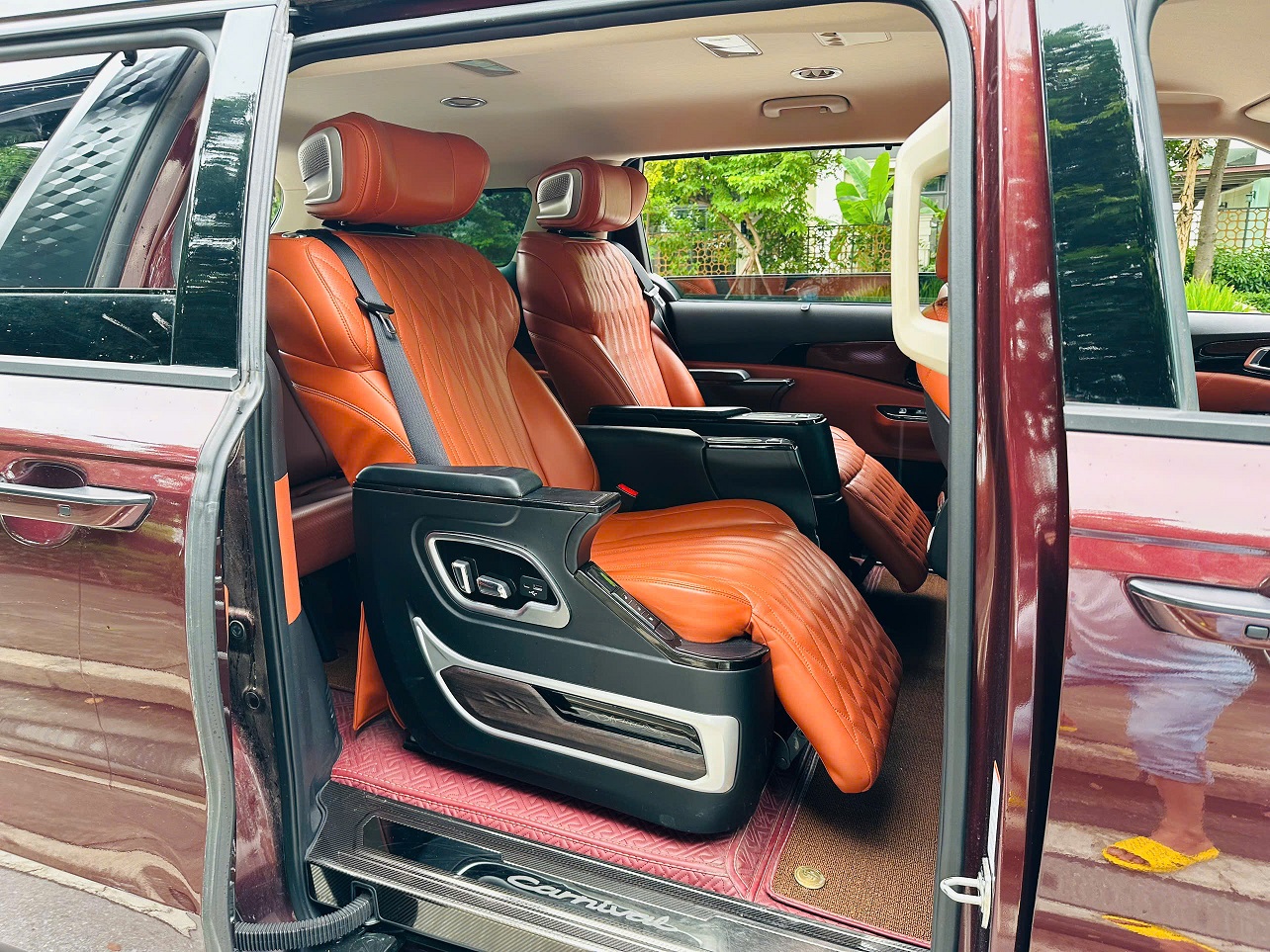 Kia Carnival 2.2D Premium sản xuất 2022 đỏ mận