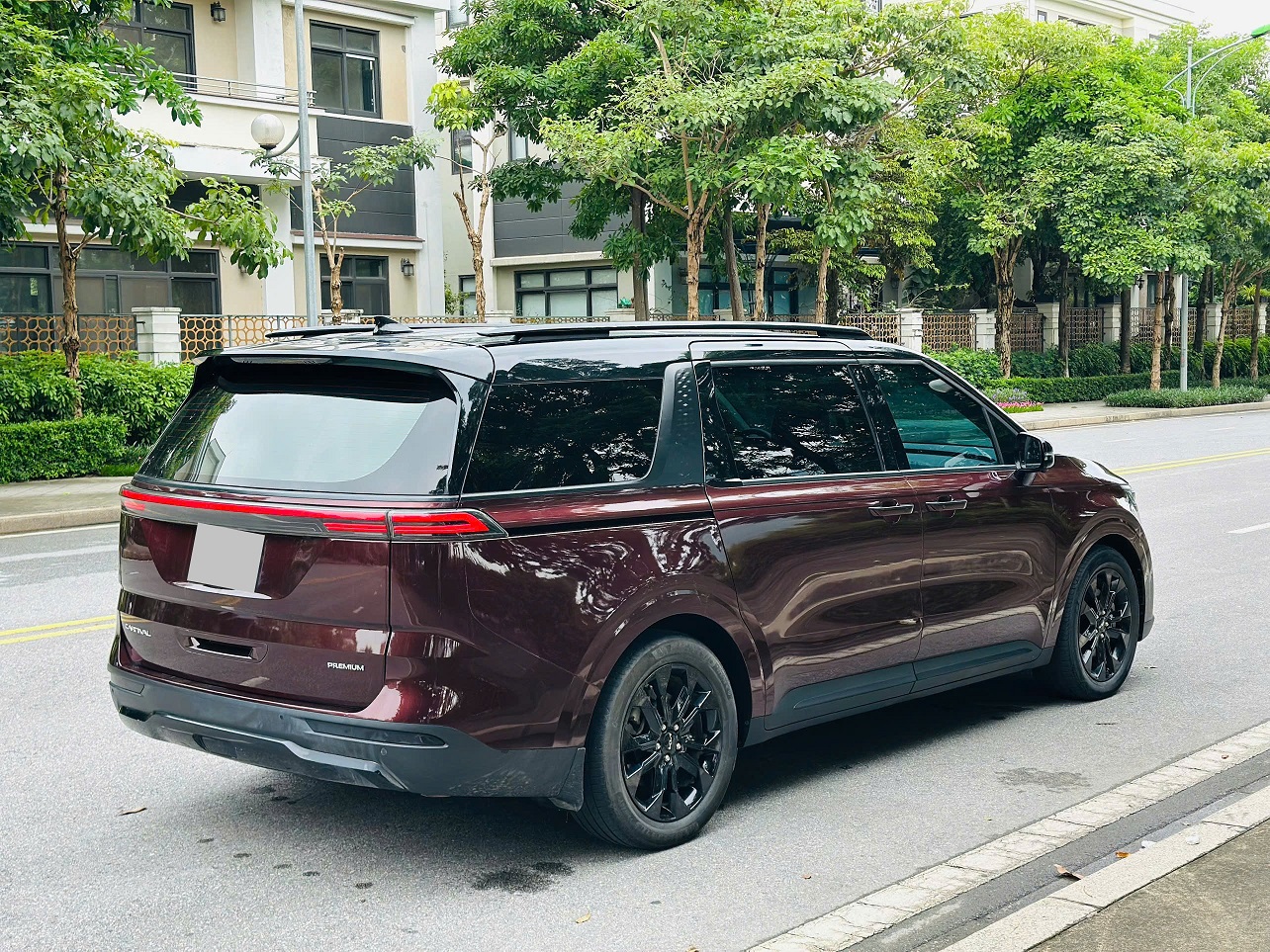 Kia Carnival 2.2D Premium sản xuất 2022 đỏ mận