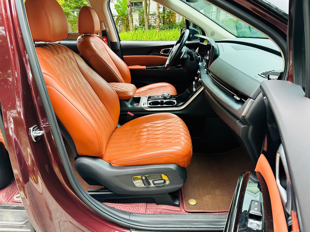 Kia Carnival 2.2D Premium sản xuất 2022 đỏ mận