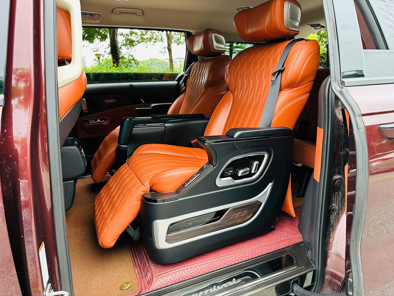 Kia Carnival 2.2D Premium sản xuất 2022 đỏ mận