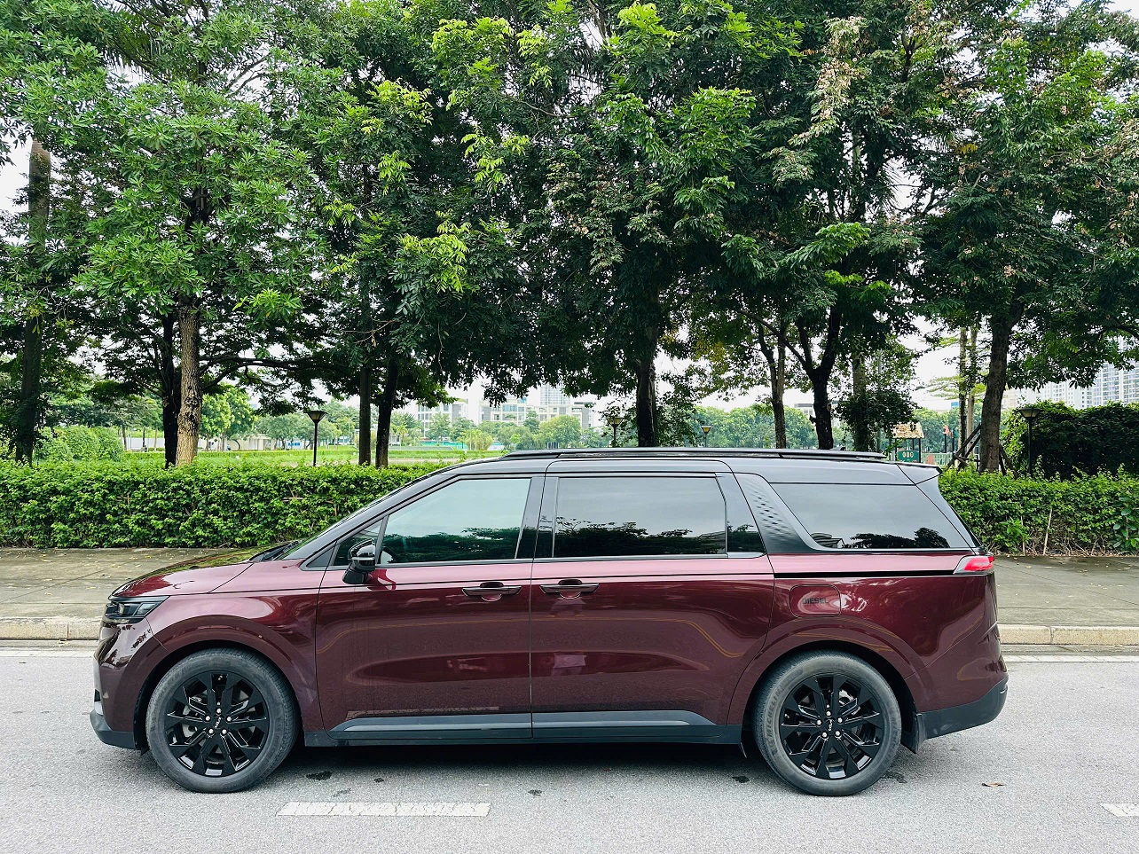 Kia Carnival 2.2D Premium sản xuất 2022 đỏ mận