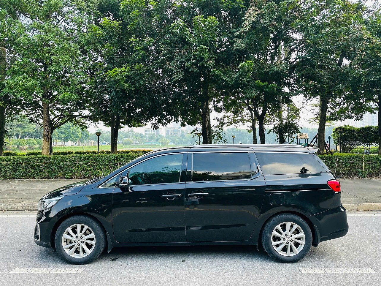 Kia Sedona 2.2 DATH Platium D 2019 màu đen