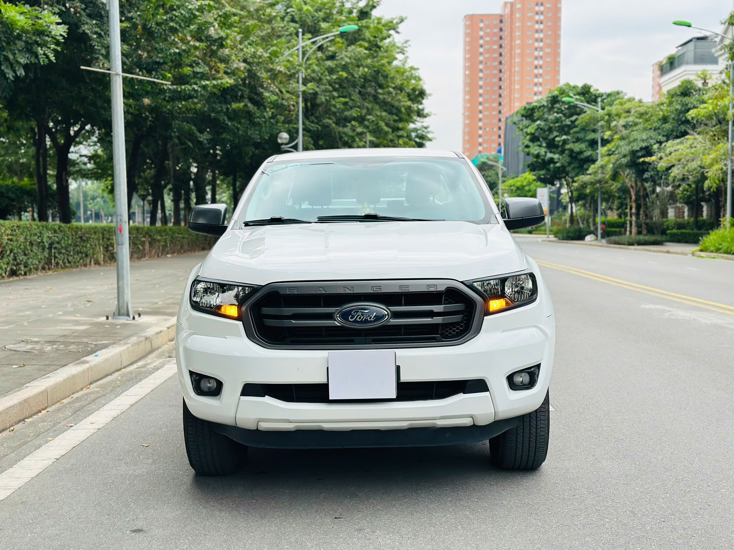 Ford Ranger XLS 2.2 AT 4x2 2020 màu trắng