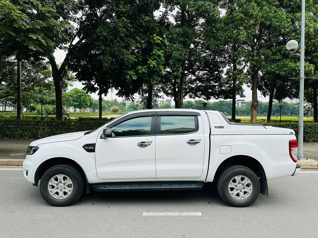 Ford Ranger XLS 2.2 AT 4x2 2020 màu trắng