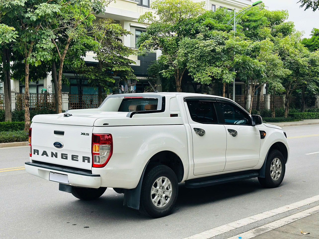 Ford Ranger XLS 2.2 AT 4x2 2020 màu trắng