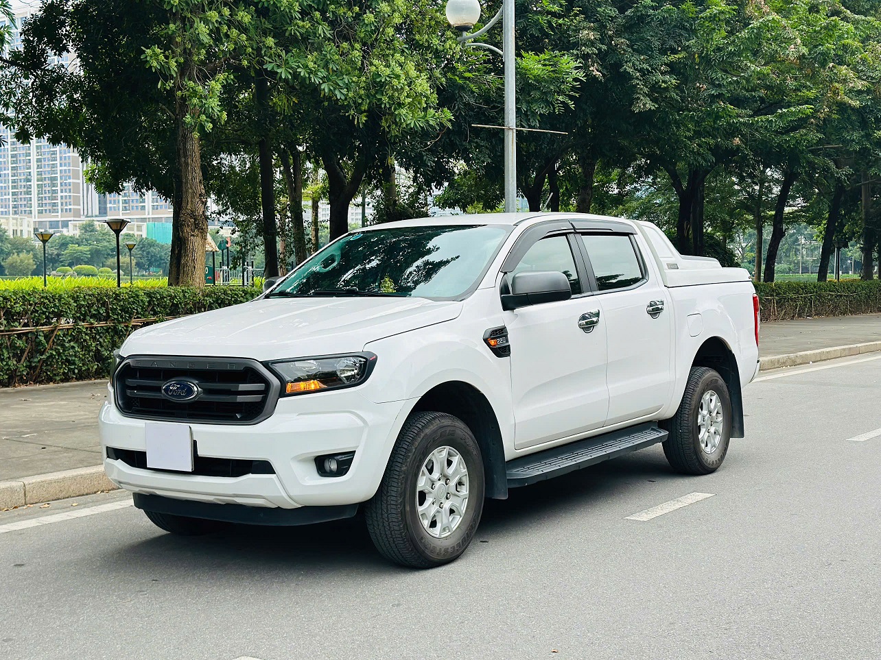 Ford Ranger XLS 2.2 AT 4x2 2020 màu trắng