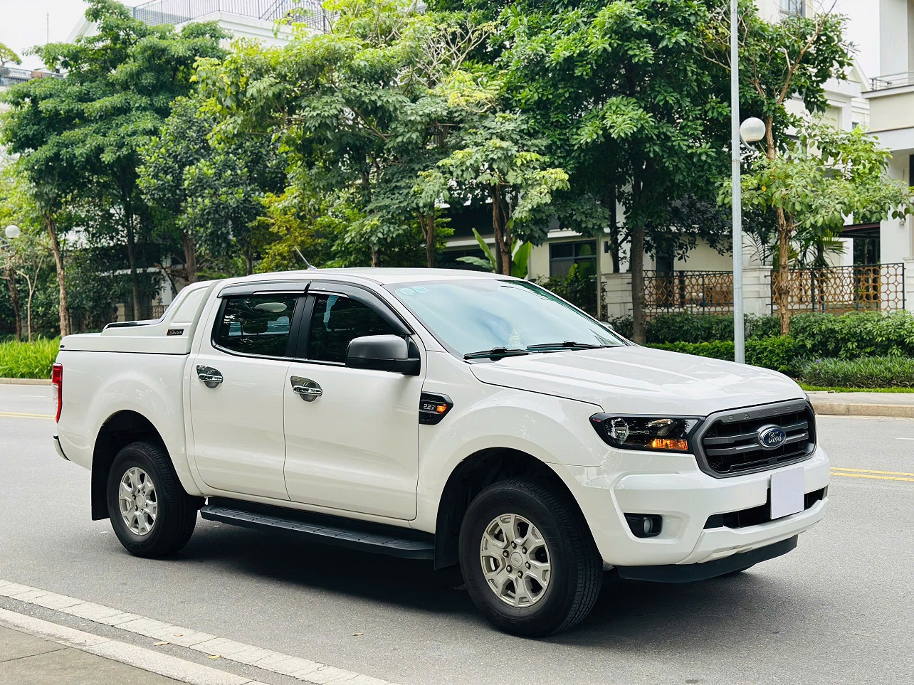 Ford Ranger XLS 2.2 AT 4x2 2020 màu trắng