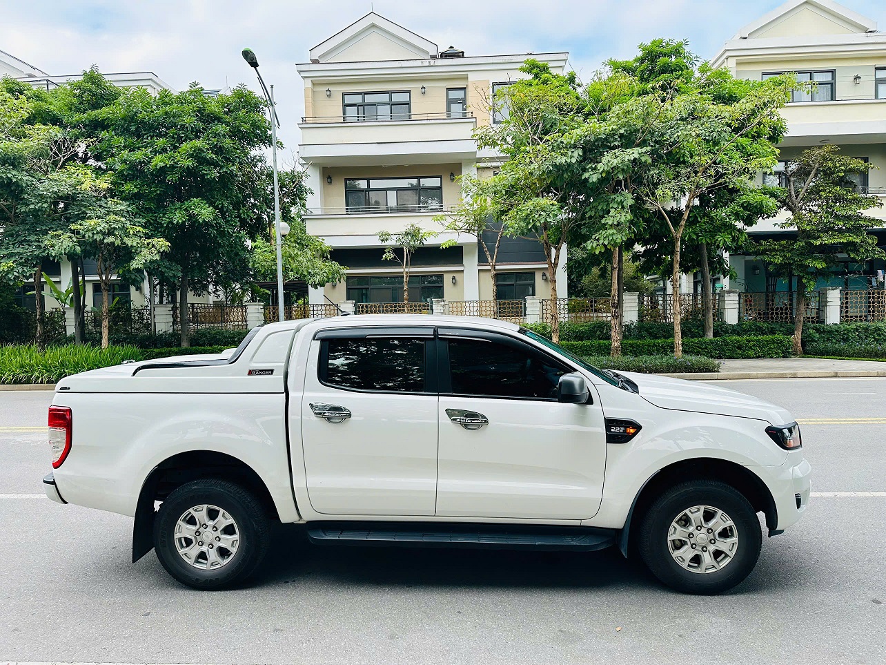 Ford Ranger XLS 2.2 AT 4x2 2020 màu trắng