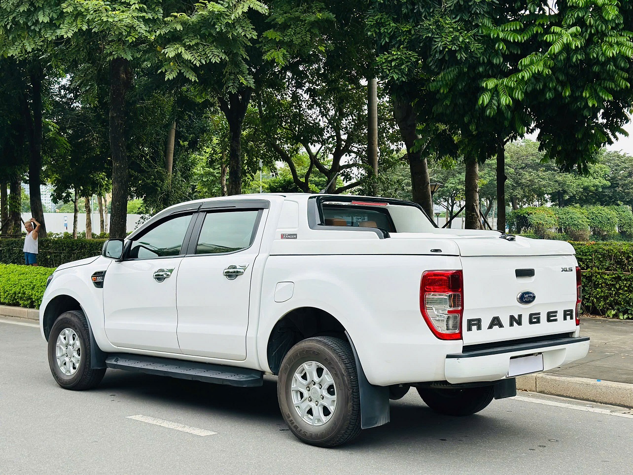 Ford Ranger XLS 2.2 AT 4x2 2020 màu trắng