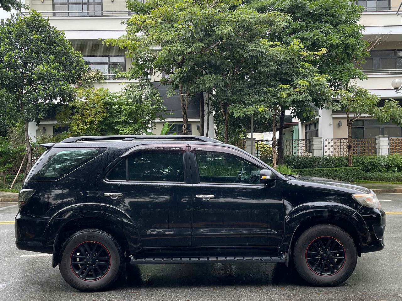 Toyota Fortuner 2.7V 4x2 2014 đen