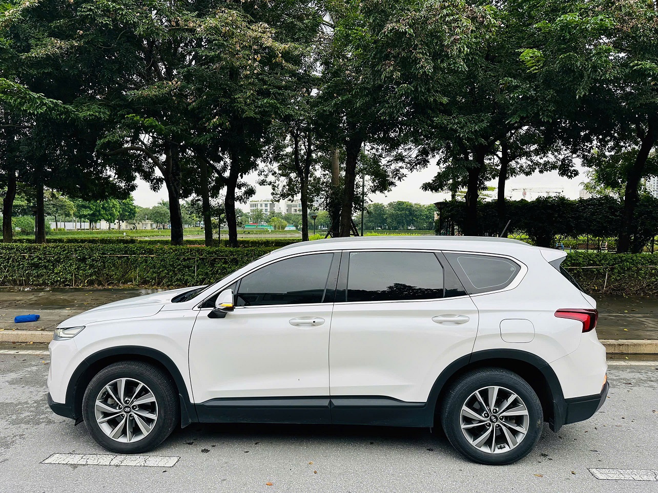 Hyundai SantaFe tiêu chuẩn 2.4L 2021 trắng