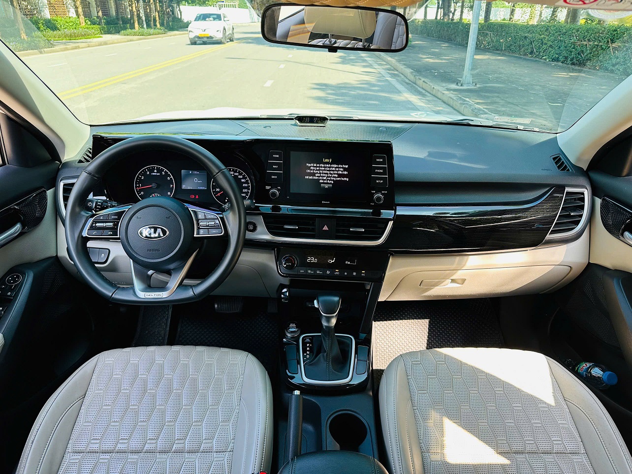 Kia Seltos 1.4 Luxury 2021 màu trắng