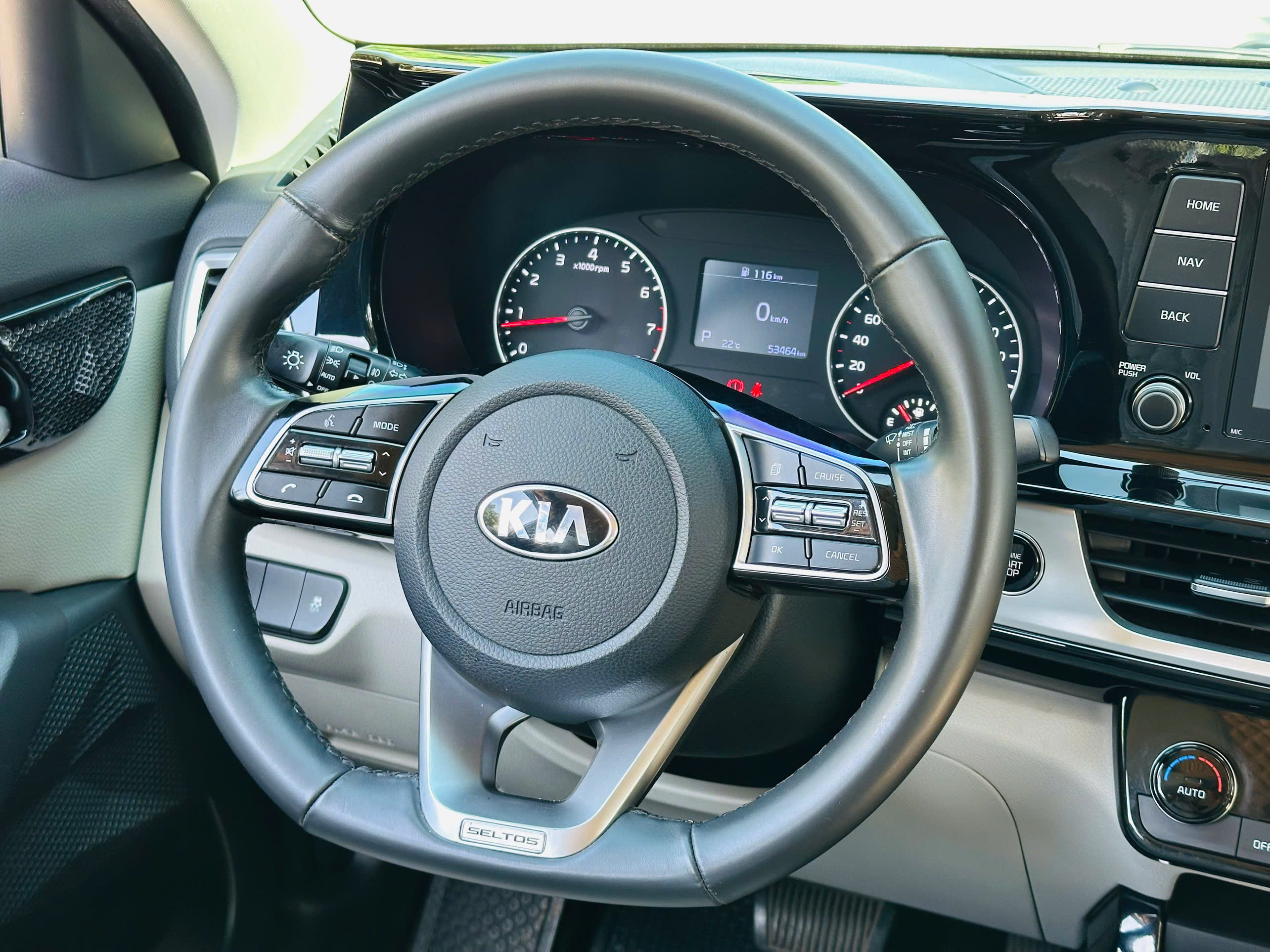 Kia Seltos 1.4 Luxury 2021 màu trắng