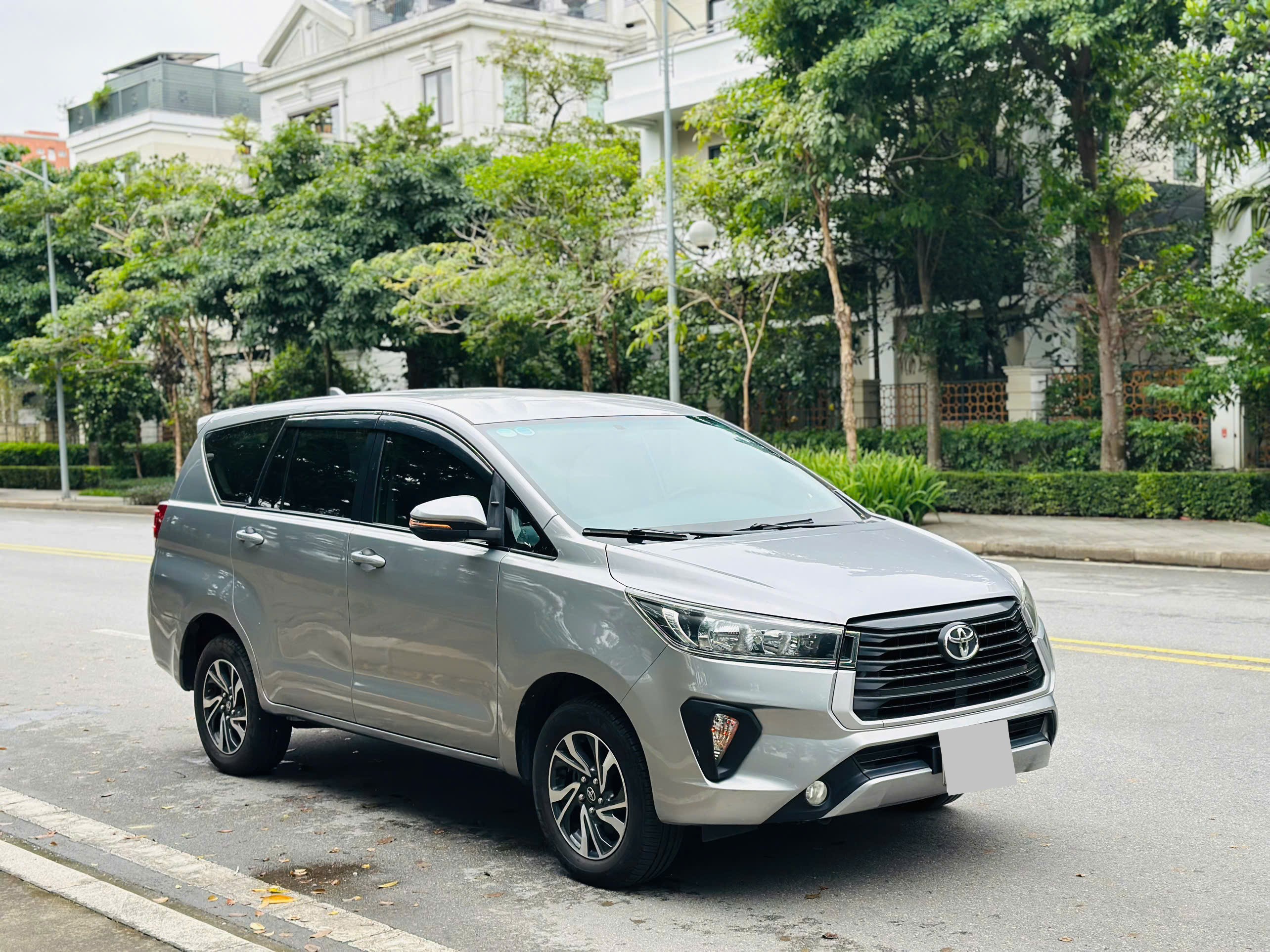 Toyota Innova E 2.0 MT 2021 màu bạc