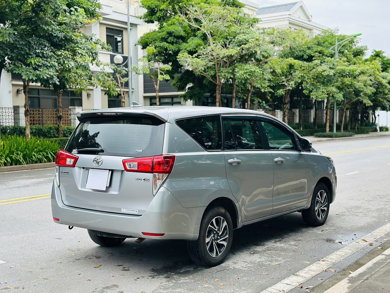 Toyota Innova E 2.0 MT 2021 màu bạc