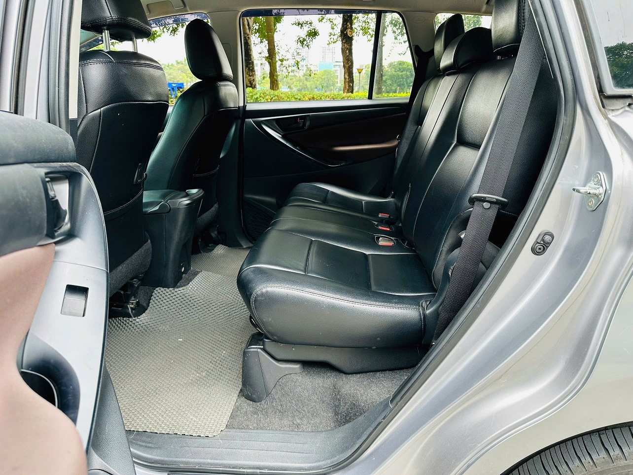 Toyota Innova E 2.0 MT 2021 màu bạc