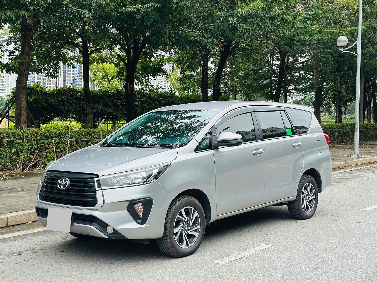 Toyota Innova E 2.0 MT 2021 màu bạc