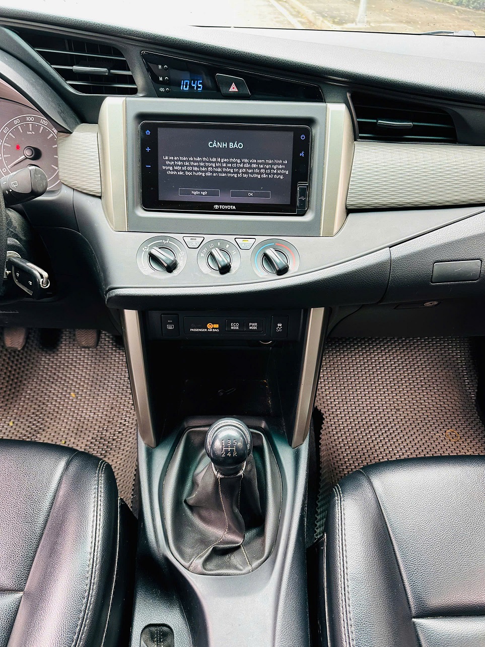 Toyota Innova E 2.0 MT 2021 màu bạc