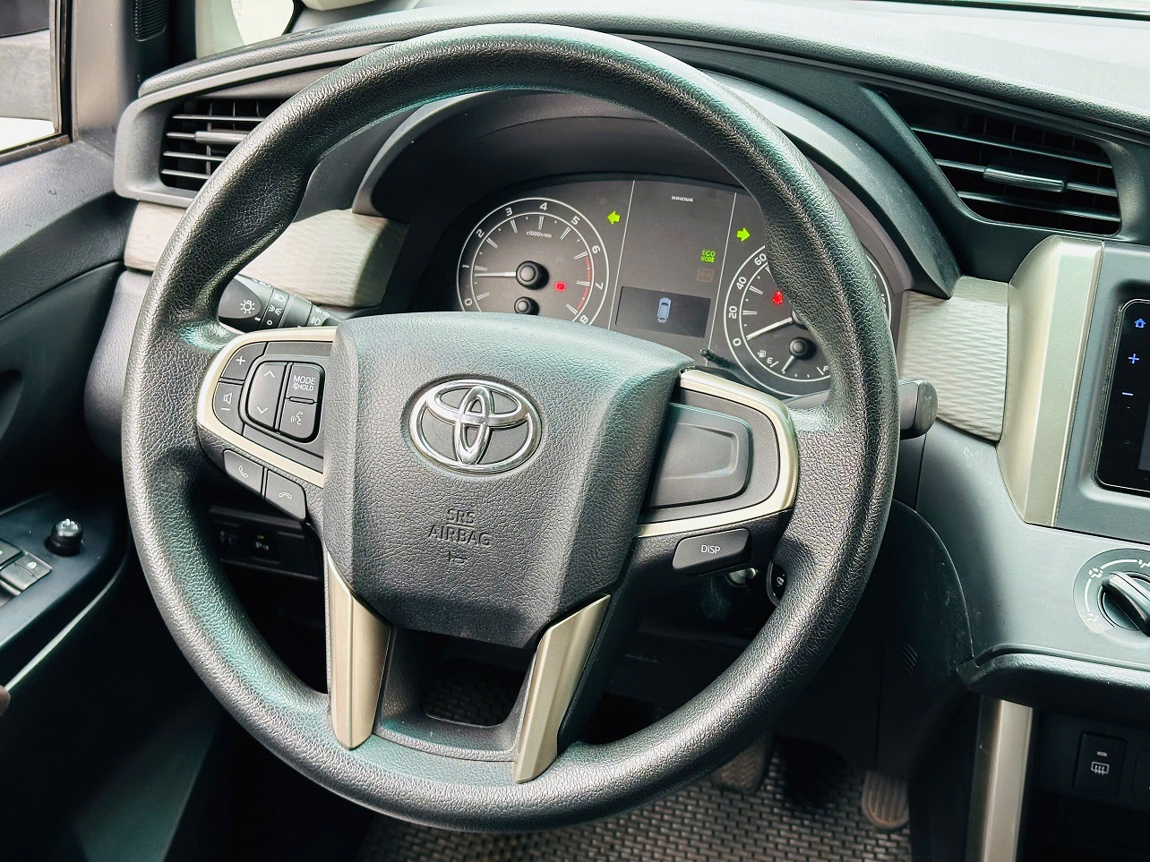Toyota Innova E 2.0 MT 2021 màu bạc