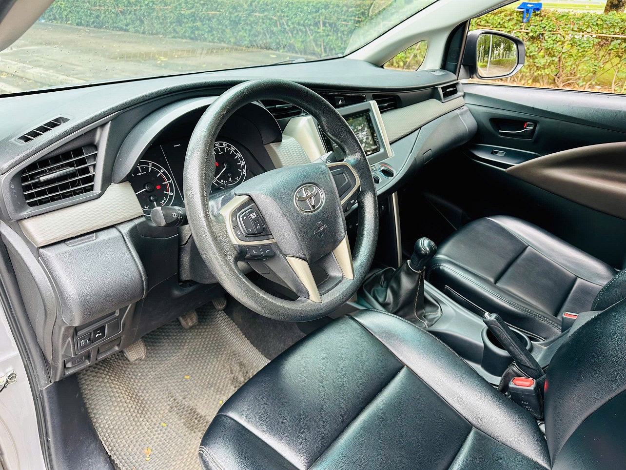 Toyota Innova E 2.0 MT 2021 màu bạc