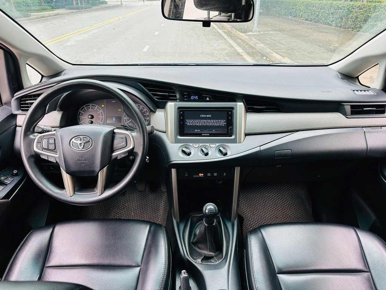 Toyota Innova E 2.0 MT 2021 màu bạc