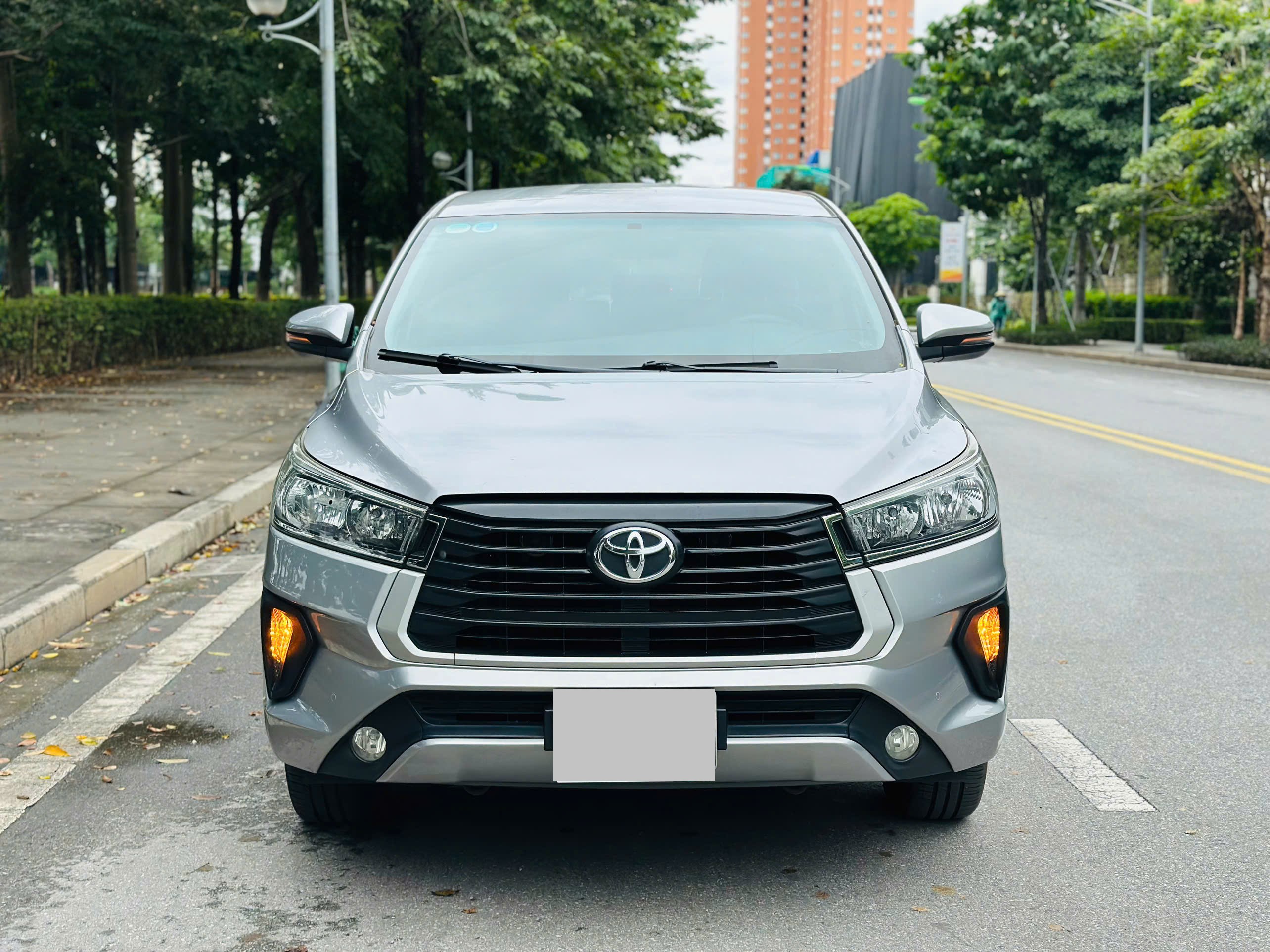 Toyota Innova E 2.0 MT 2021 màu bạc