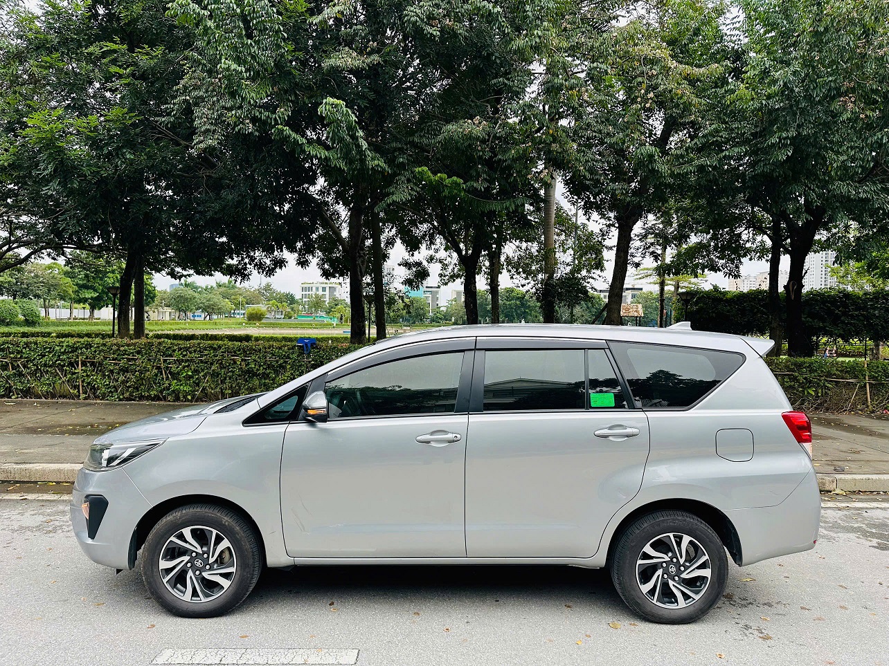 Toyota Innova E 2.0 MT 2021 màu bạc