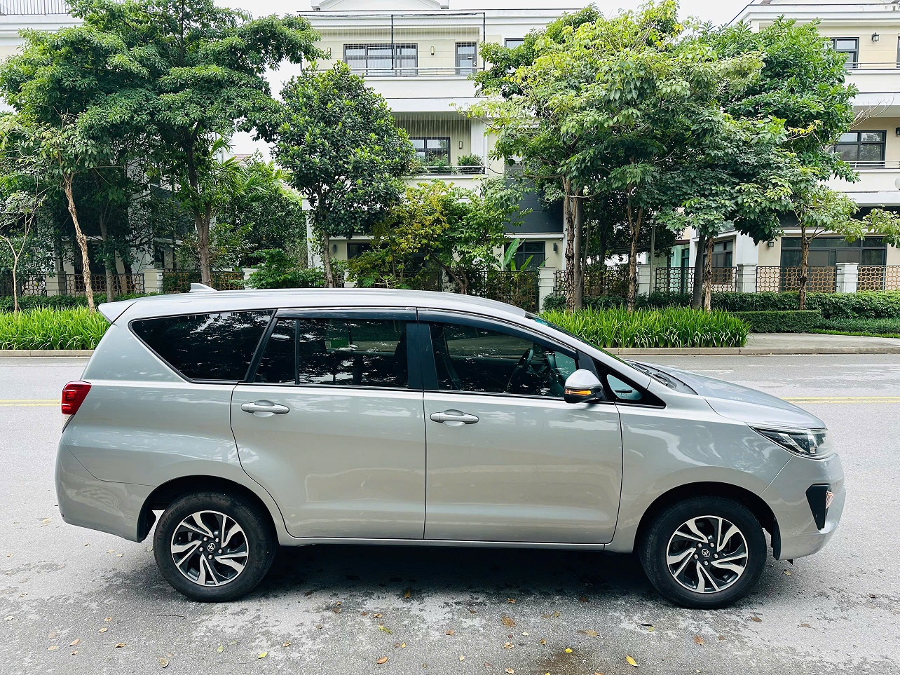 Toyota Innova E 2.0 MT 2021 màu bạc