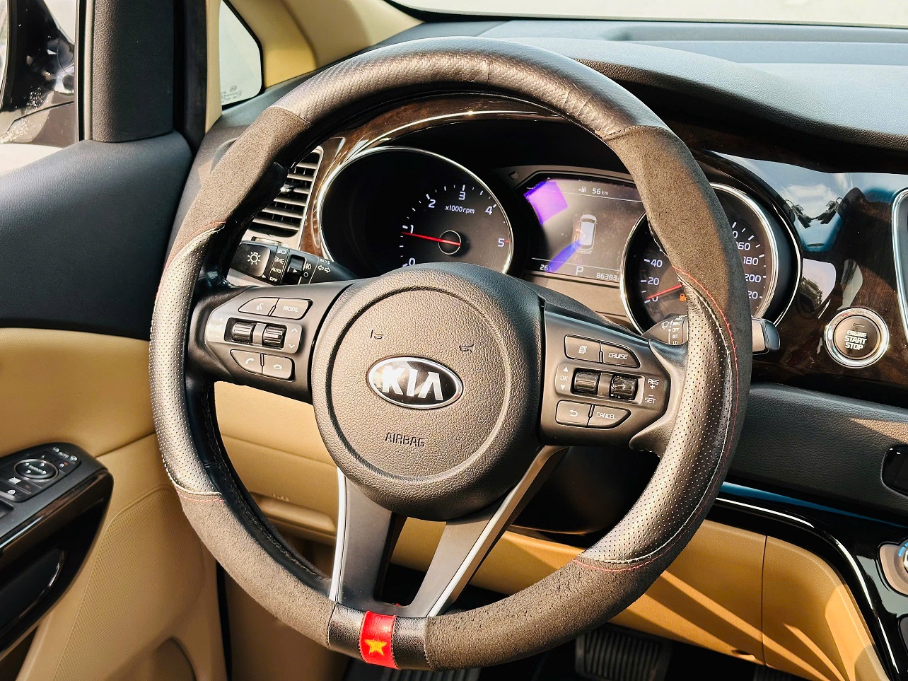 Kia Sedona 2.2 DAT Luxury 2020 màu trắng