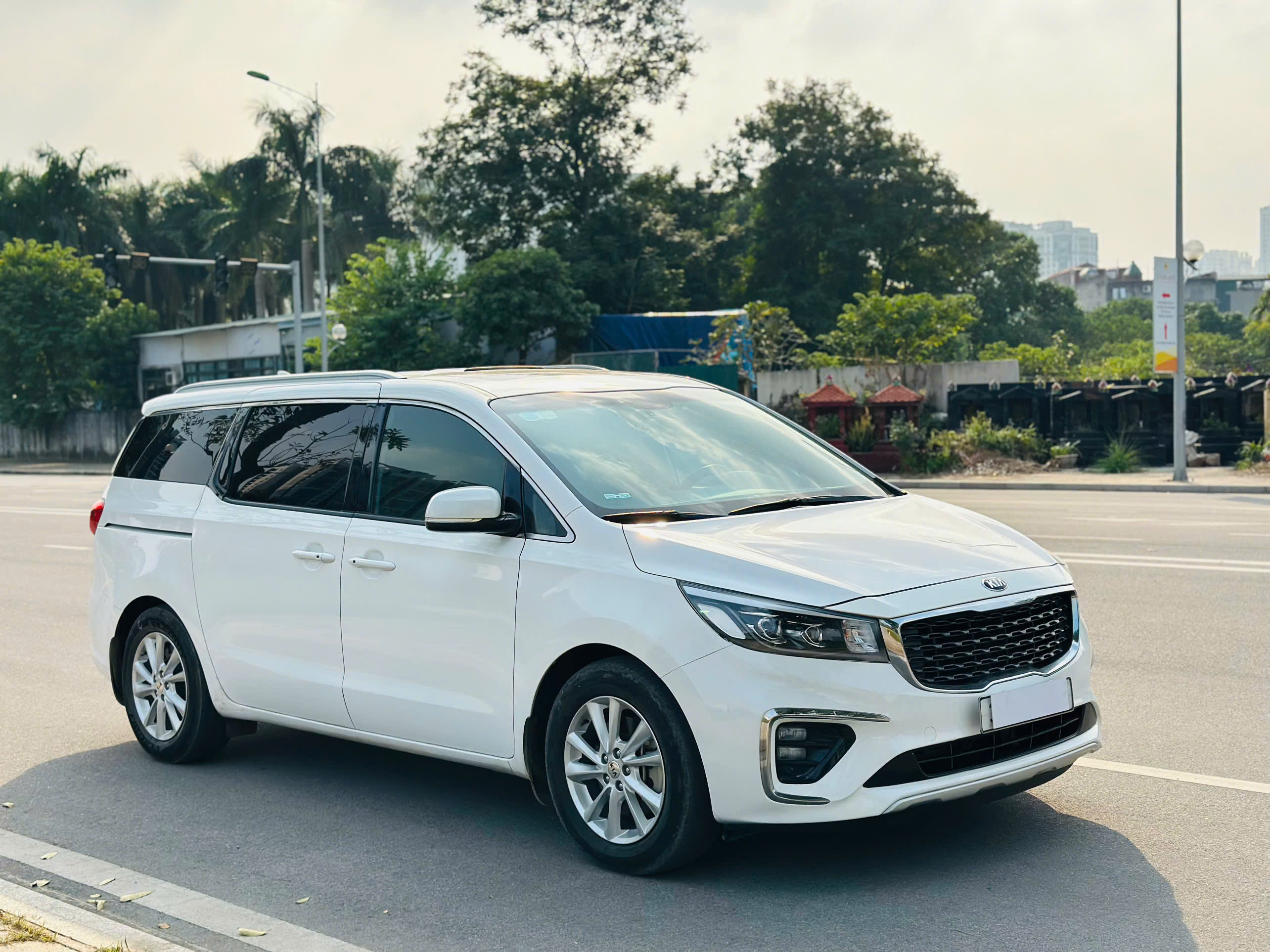 Kia Sedona 2.2 DAT Luxury 2020 màu trắng