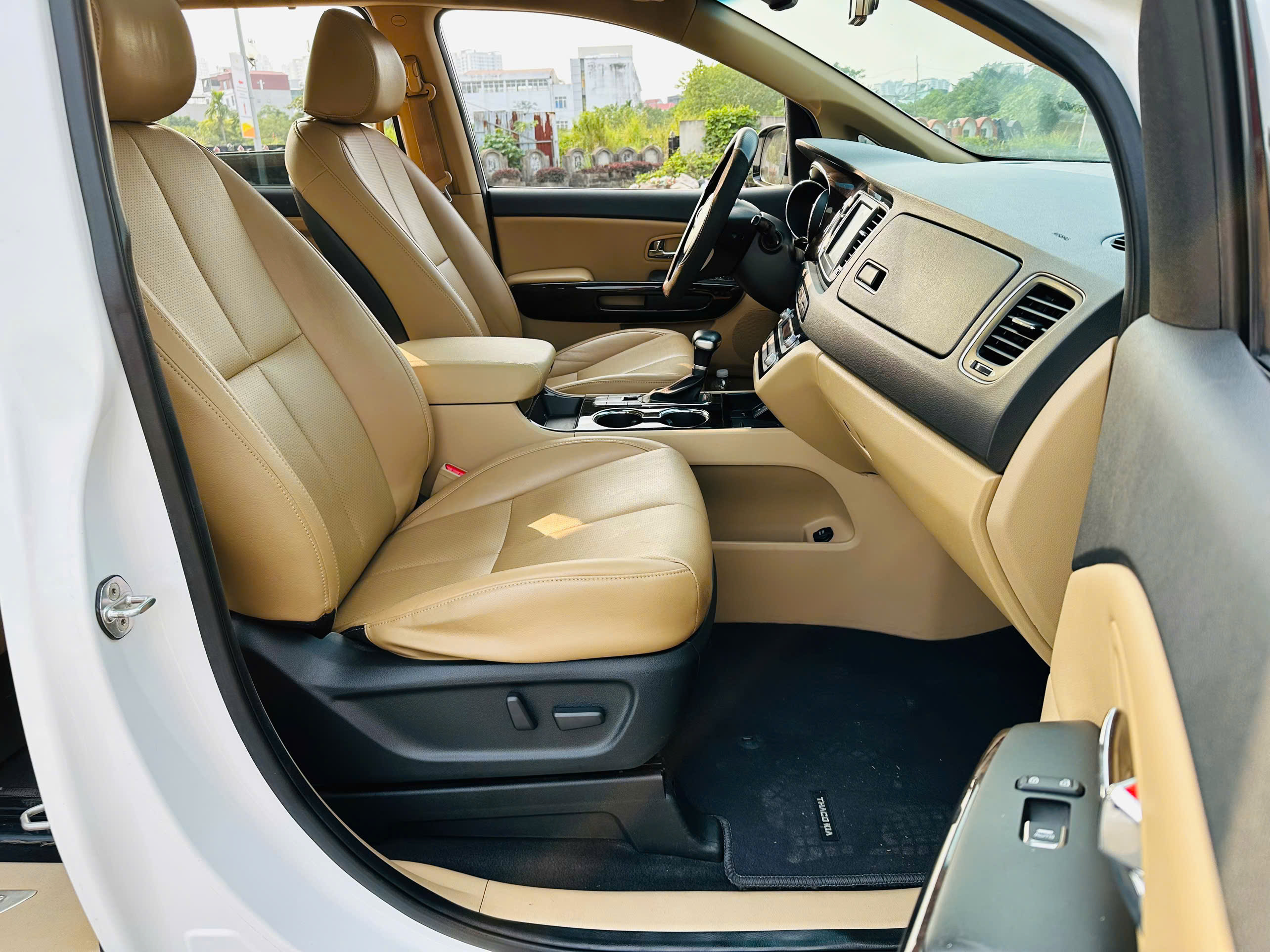 Kia Sedona 2.2 DAT Luxury 2020 màu trắng