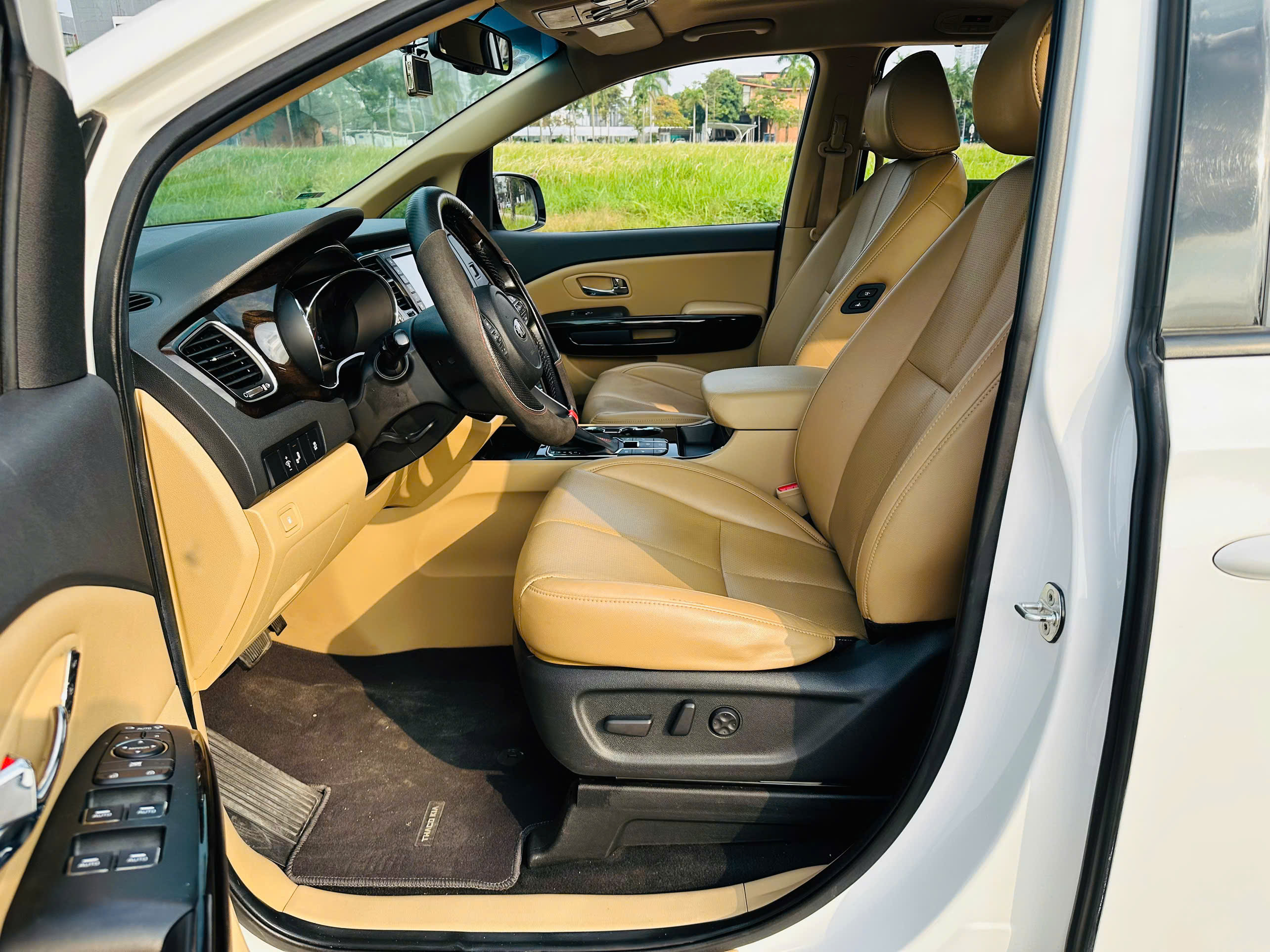 Kia Sedona 2.2 DAT Luxury 2020 màu trắng