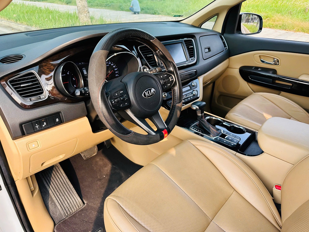 Kia Sedona 2.2 DAT Luxury 2020 màu trắng