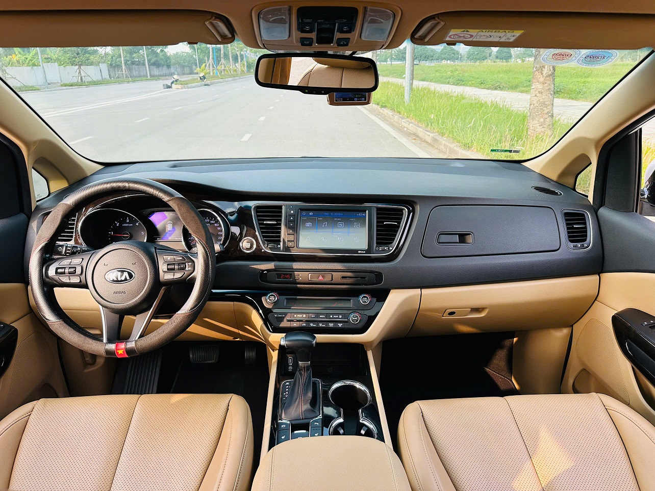 Kia Sedona 2.2 DAT Luxury 2020 màu trắng