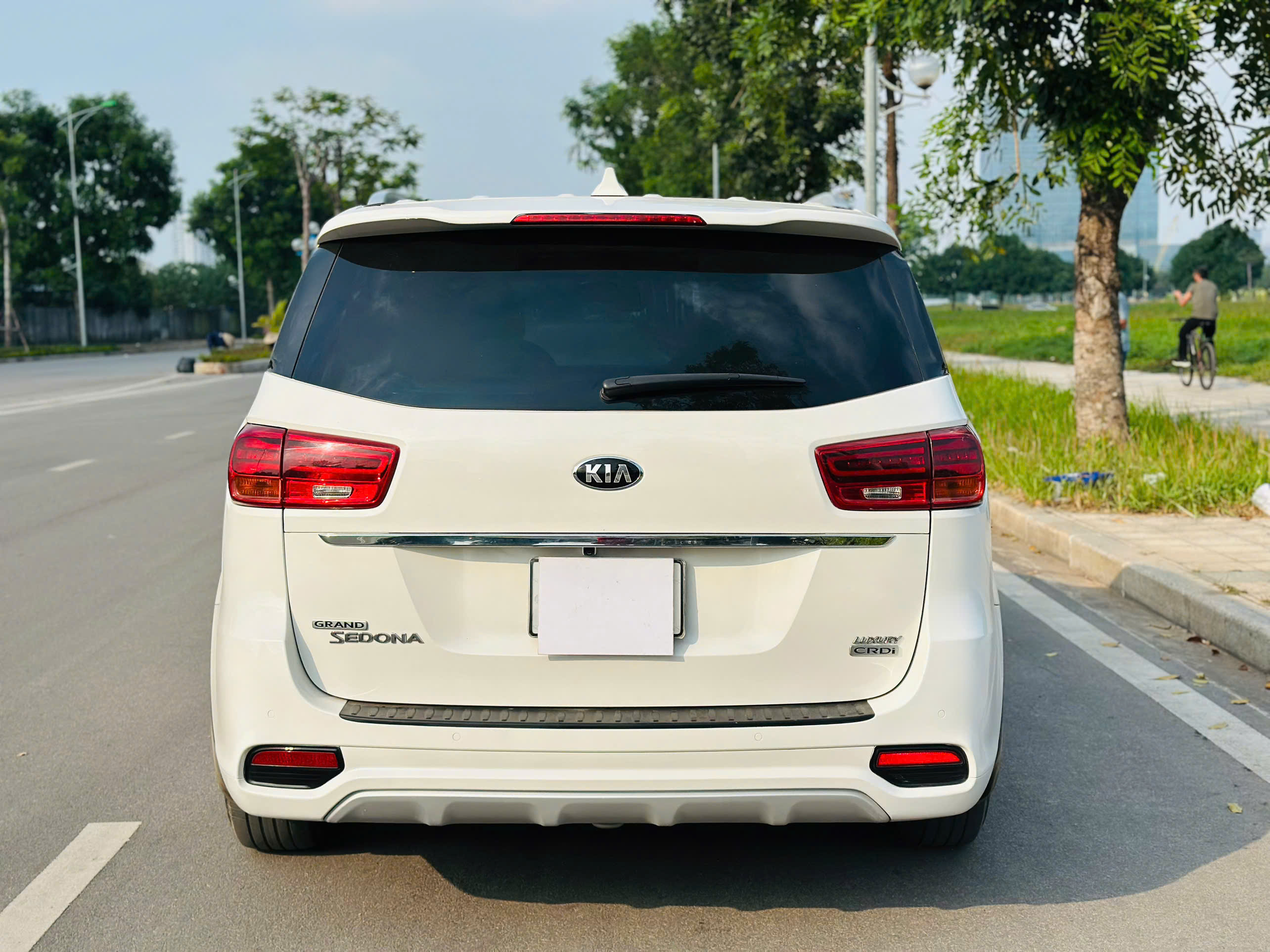 Kia Sedona 2.2 DAT Luxury 2020 màu trắng