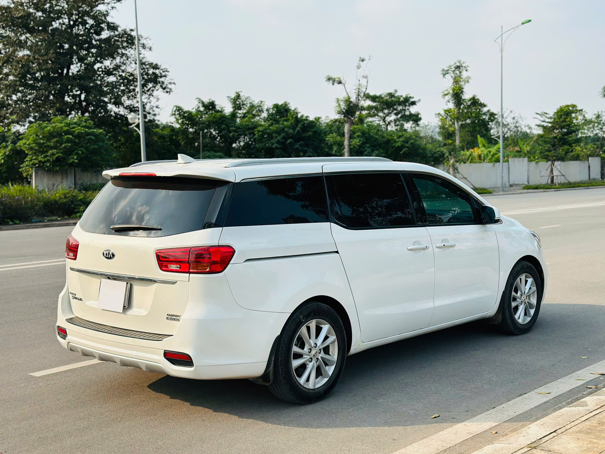 Kia Sedona 2.2 DAT Luxury 2020 màu trắng