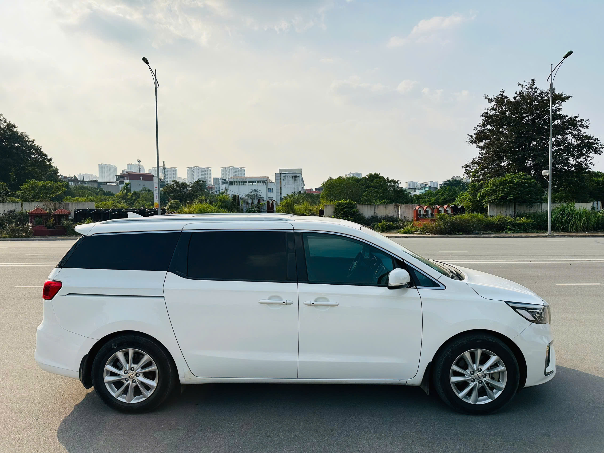 Kia Sedona 2.2 DAT Luxury 2020 màu trắng