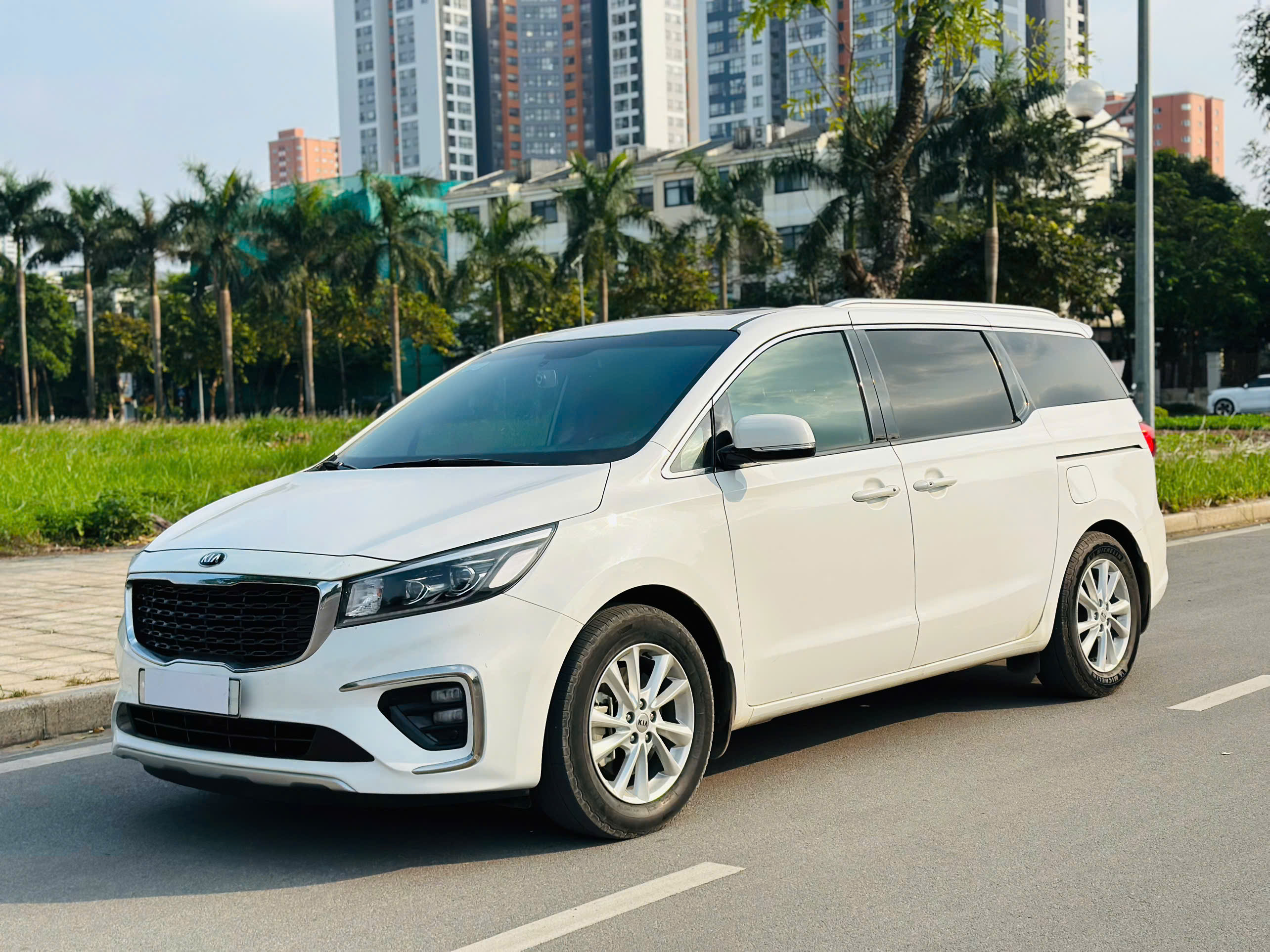 Kia Sedona 2.2 DAT Luxury 2020 màu trắng