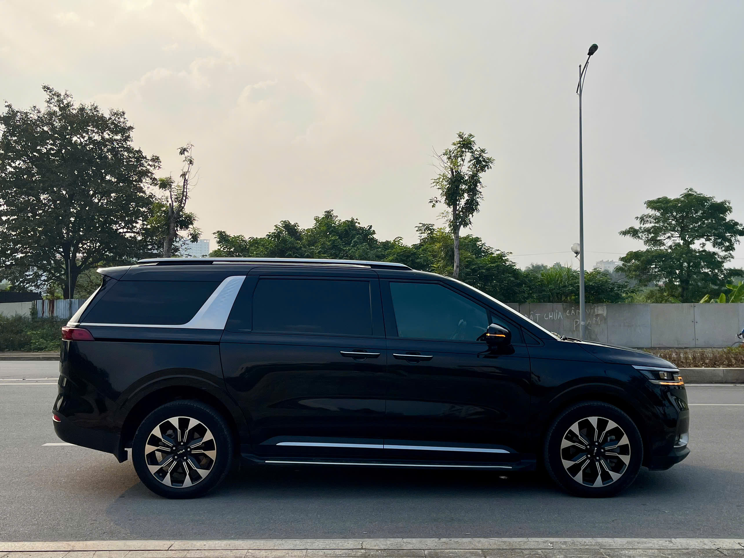 Kia Carnival 2.2D signature sản xuất 2023 màu đen