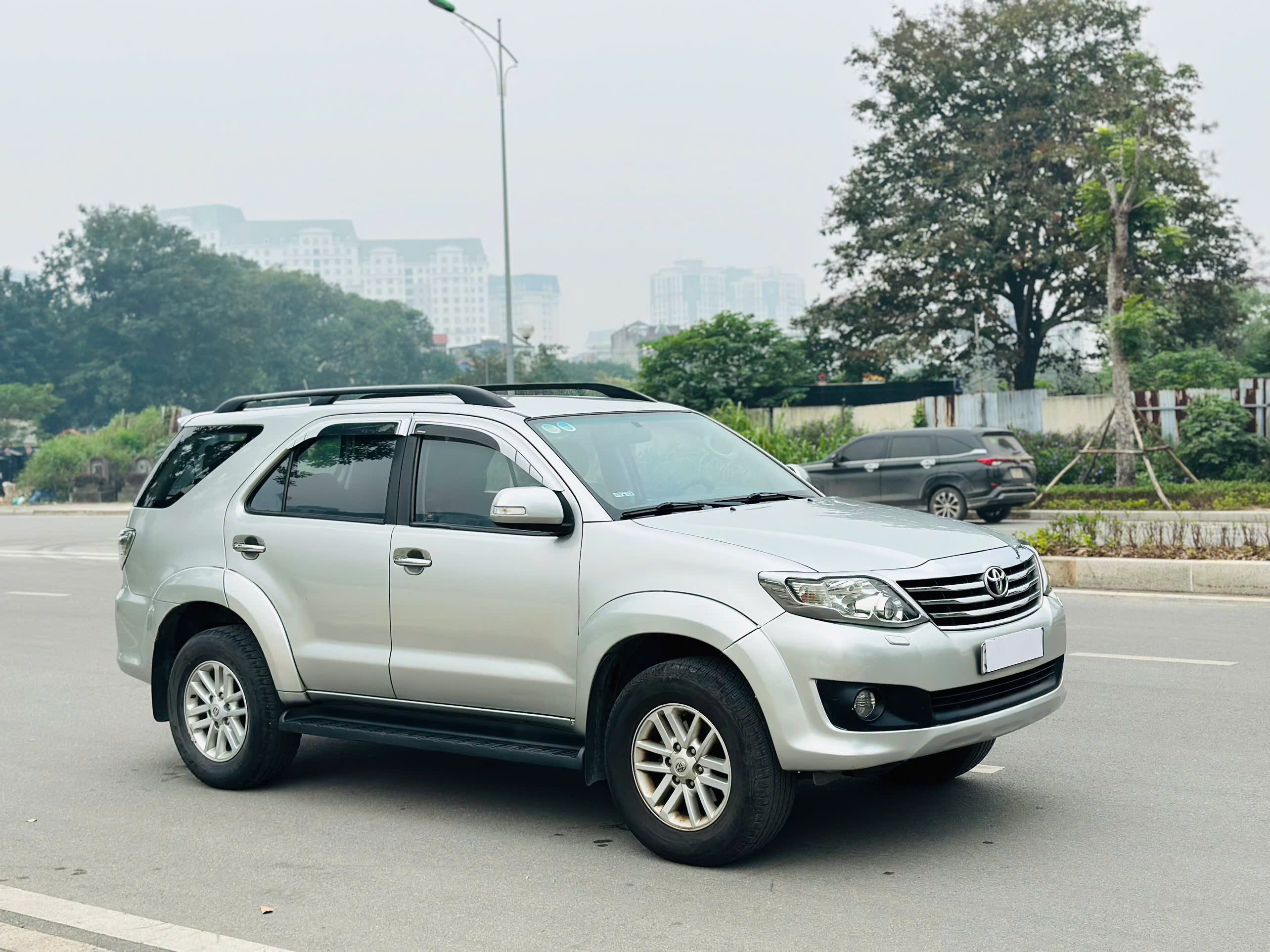 Toyota Fortuner 2.7V 4x4 AT 2014 bạc
