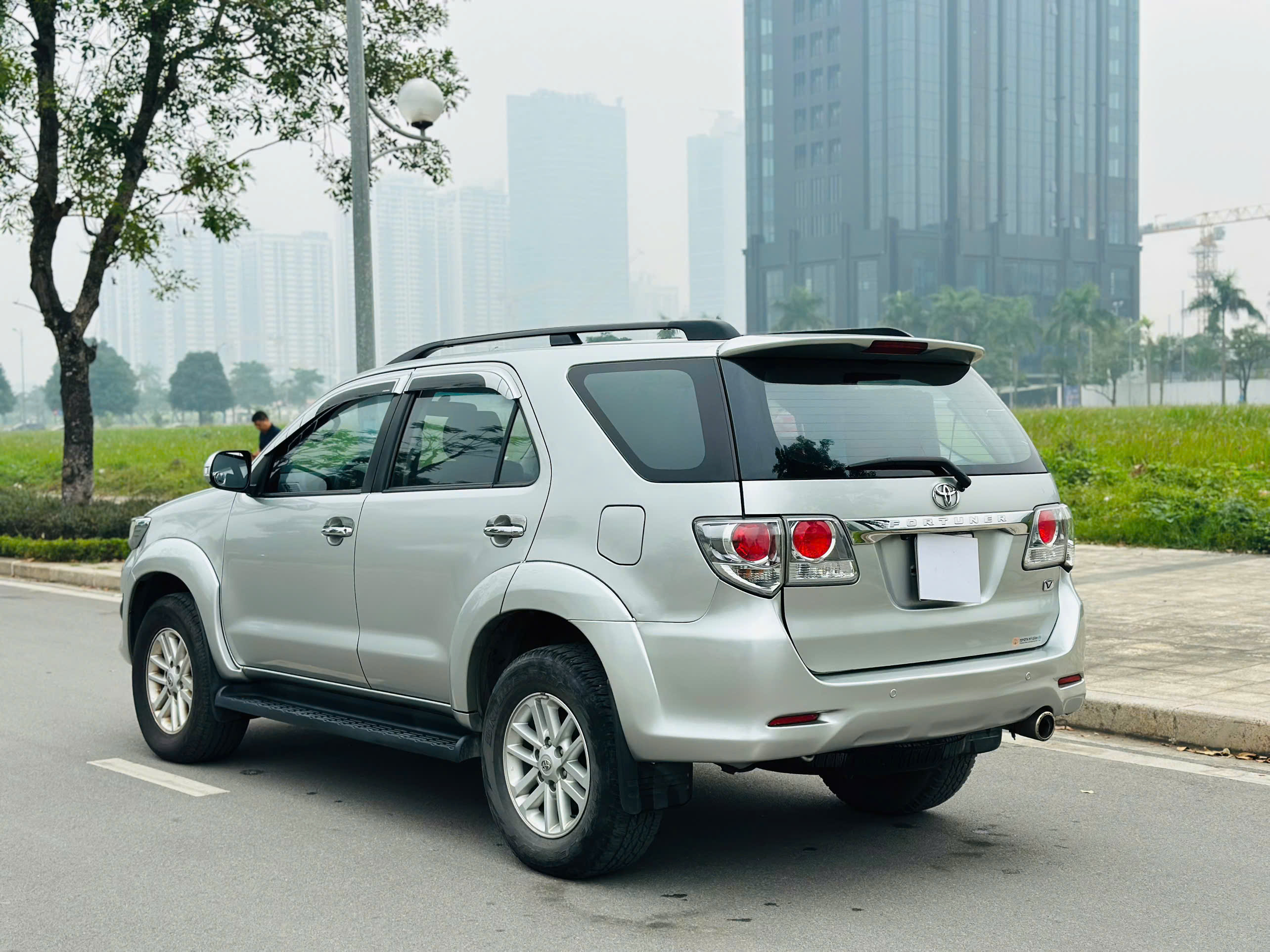 Toyota Fortuner 2.7V 4x4 AT 2014 bạc