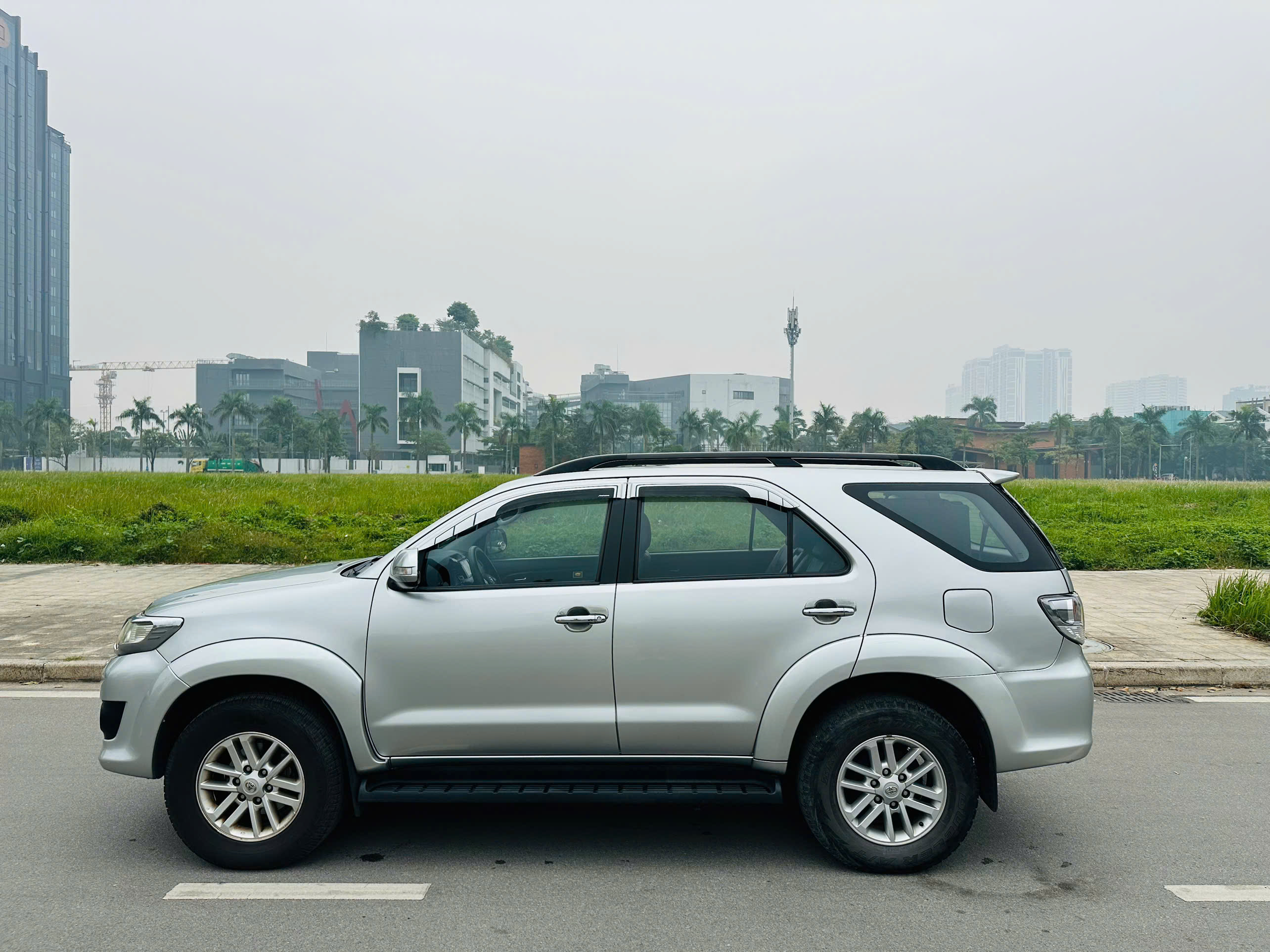 Toyota Fortuner 2.7V 4x4 AT 2014 bạc