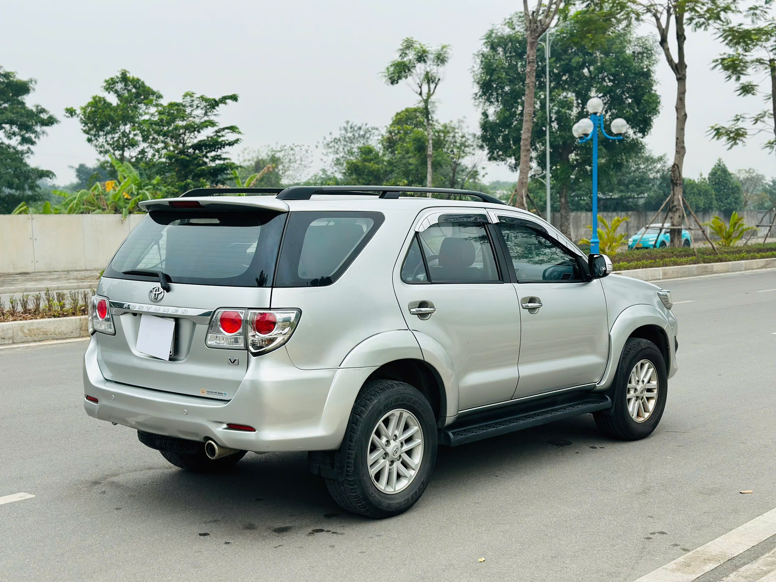 Toyota Fortuner 2.7V 4x4 AT 2014 bạc