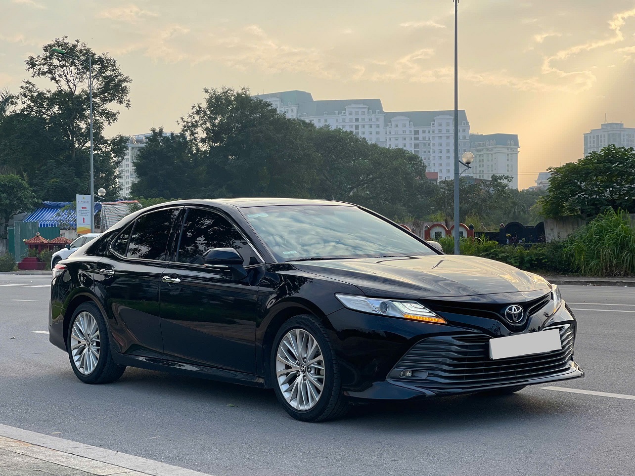 Toyota Camry 2.5Q 2020 nhập khẩu màu đen