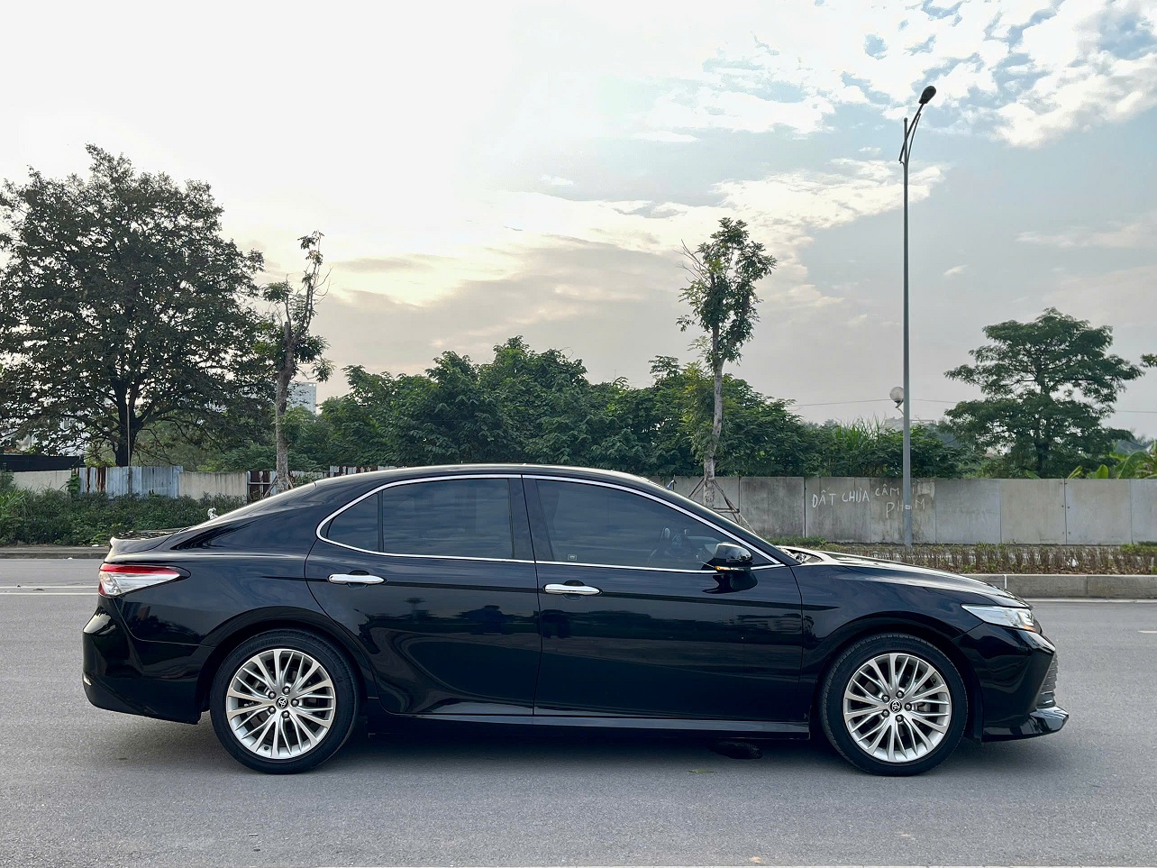 Toyota Camry 2.5Q 2020 nhập khẩu màu đen