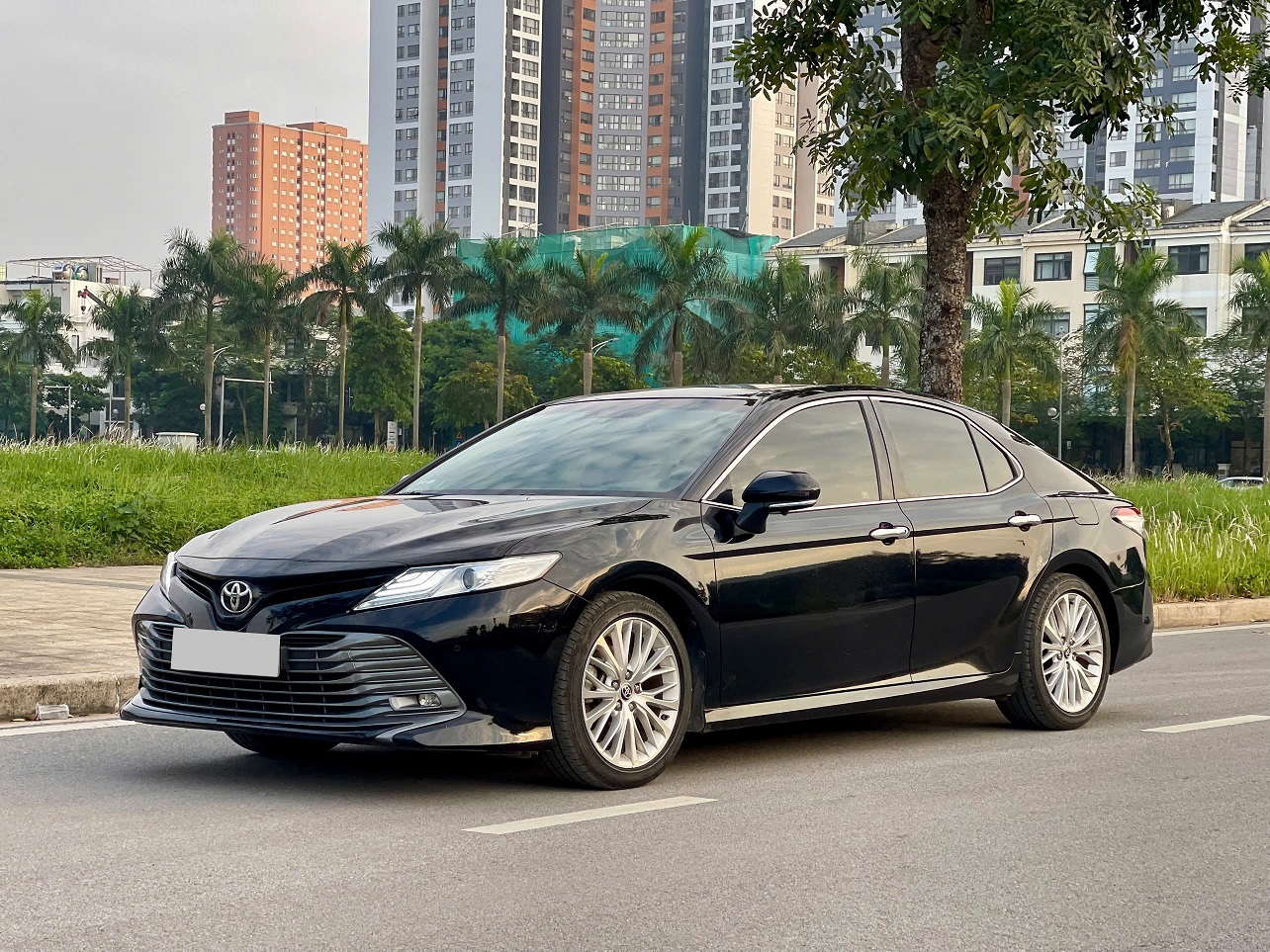 Toyota Camry 2.5Q 2020 nhập khẩu màu đen